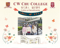 Ms ZHANG Xiran (Year 4, Financial Technology) and her friends inserted a photo into the lovely digital frame, which added colour to their graduation.